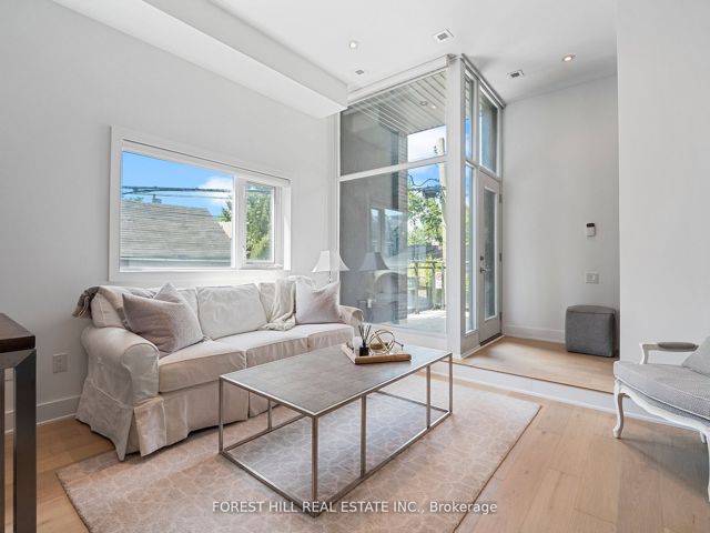 112 - 483 Dupont St