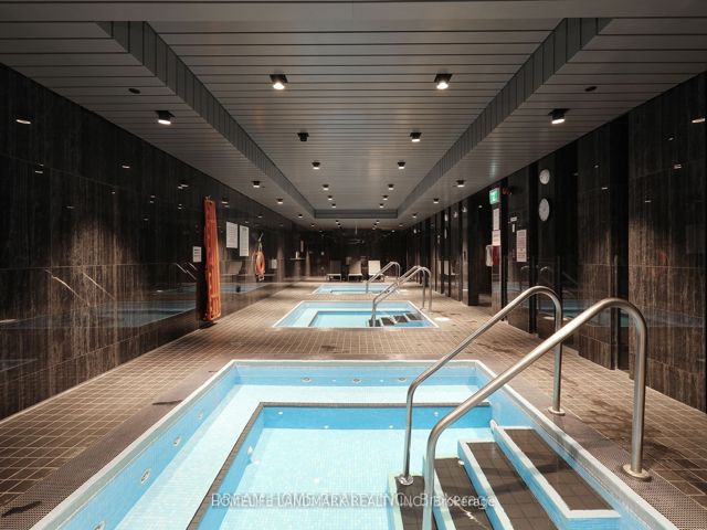 4003 - 2221 Yonge St