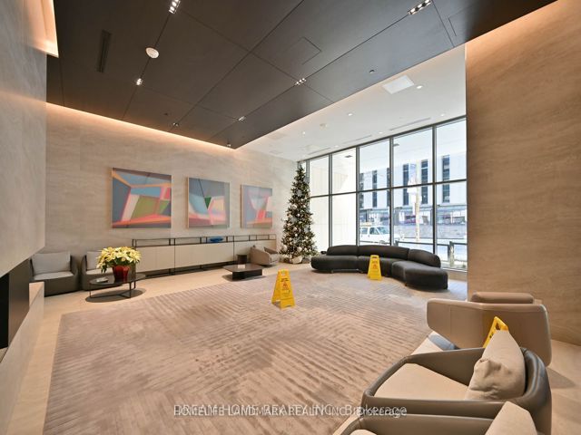 4003 - 2221 Yonge St