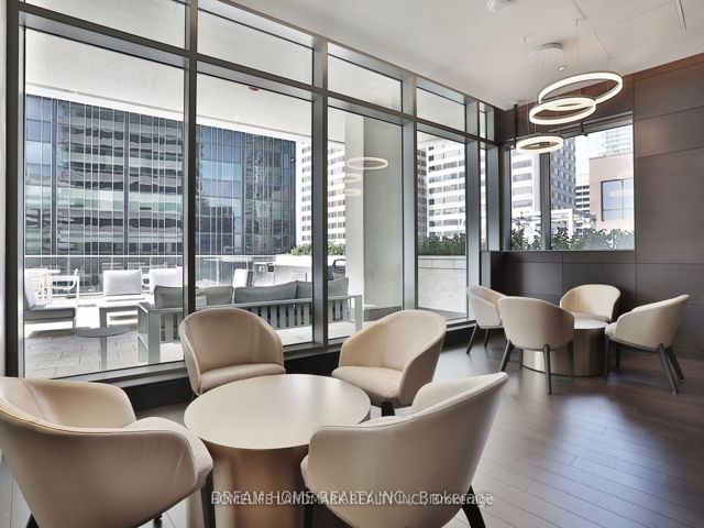 4003 - 2221 Yonge St