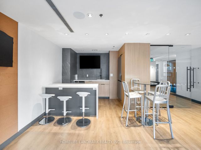 2102 - 281 Mutual St