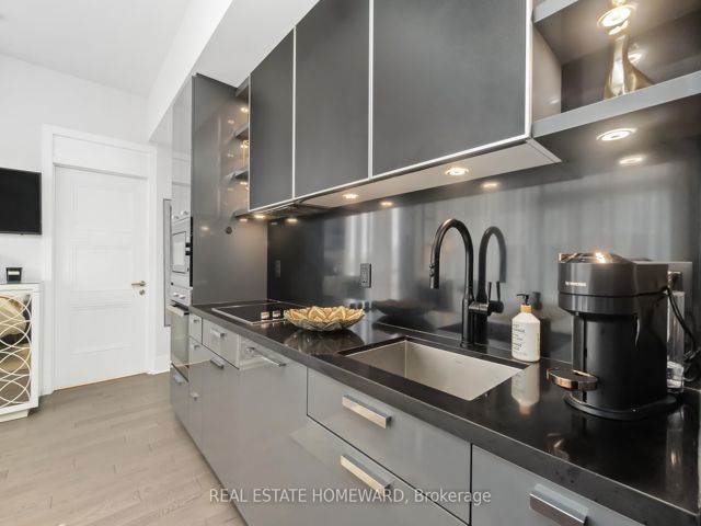1401 - 32 Davenport Rd