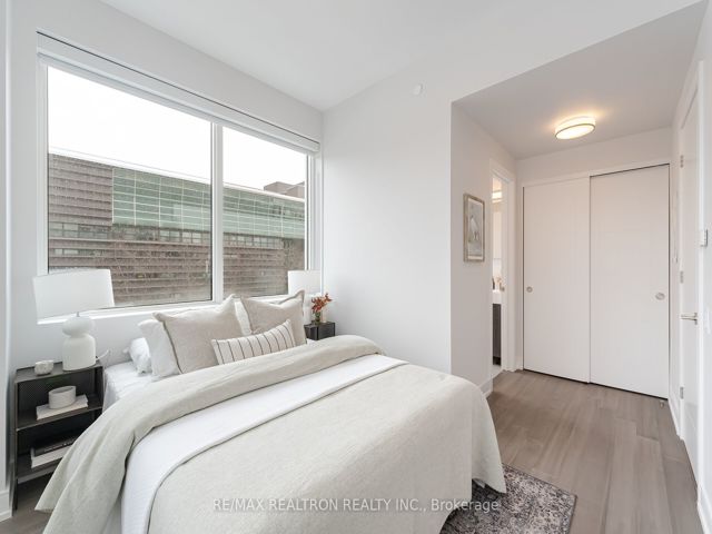 407 - 664 Spadina Ave