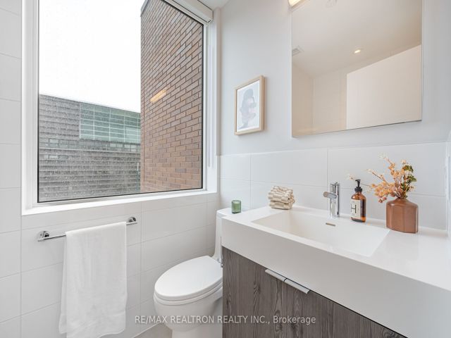 407 - 664 Spadina Ave
