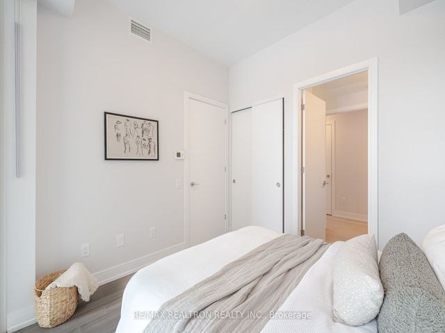 407 - 664 Spadina Ave