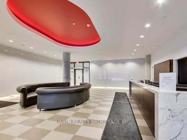 222 - 560 King St W