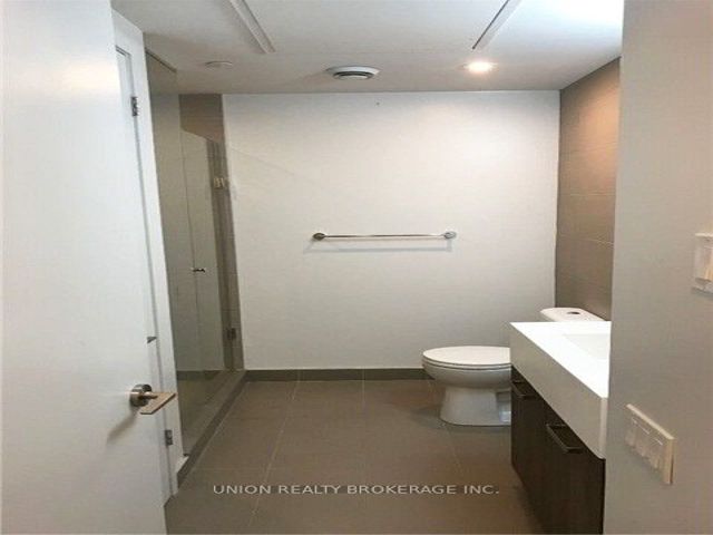 222 - 560 King St W