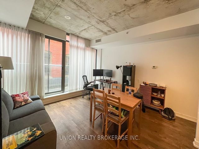 222 - 560 King St W