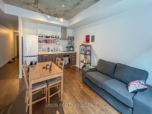 222 - 560 King St W