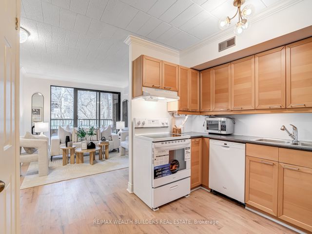 37 - 17 Pembroke St W