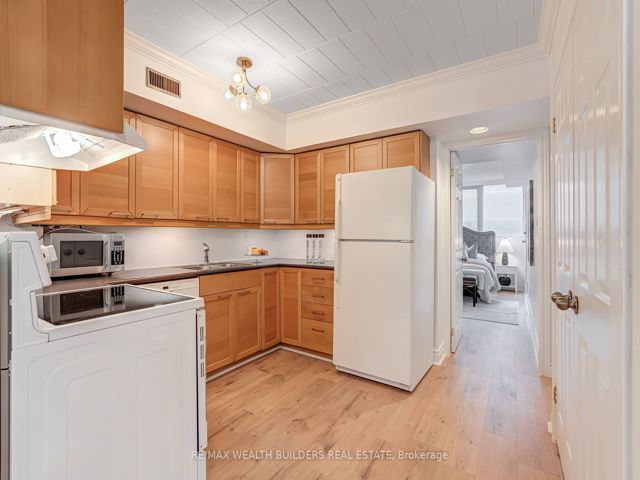 37 - 17 Pembroke St W