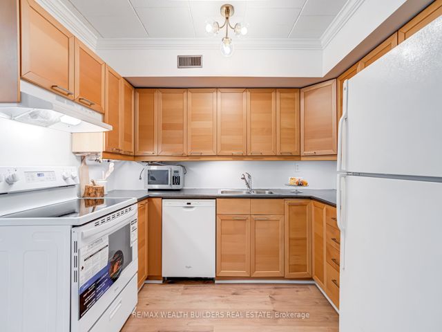 37 - 17 Pembroke St W
