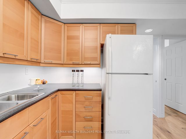 37 - 17 Pembroke St W
