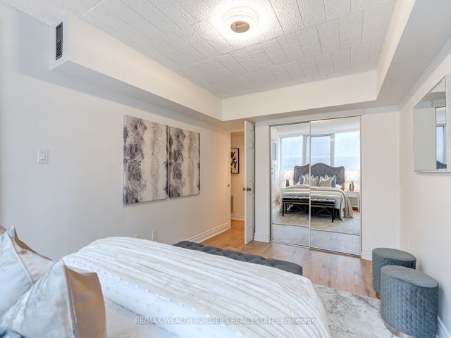 37 - 17 Pembroke St W