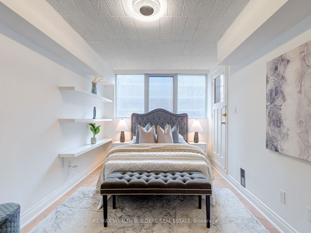 37 - 17 Pembroke St W
