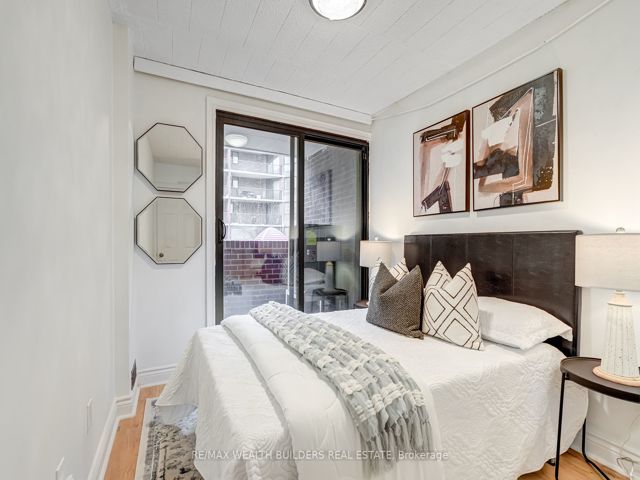 37 - 17 Pembroke St W
