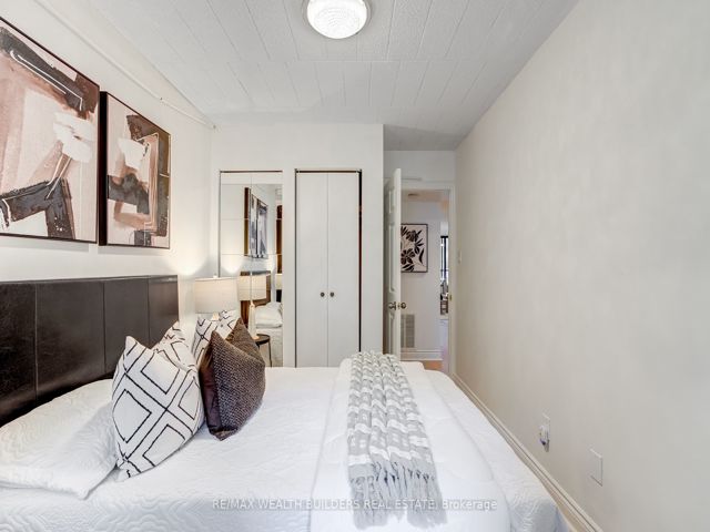 37 - 17 Pembroke St W