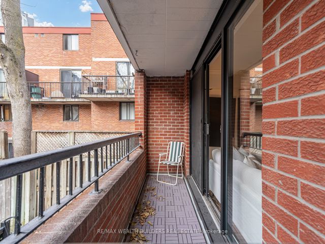 37 - 17 Pembroke St W