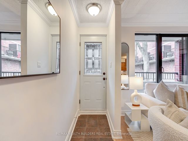 37 - 17 Pembroke St W