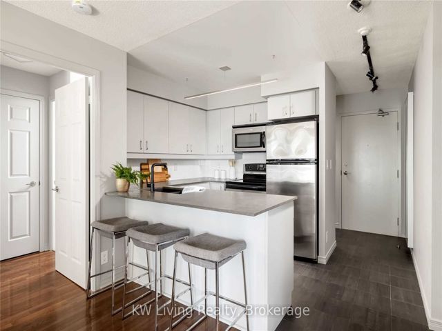 1411 - 736 Spadina Ave S