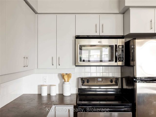 1411 - 736 Spadina Ave S