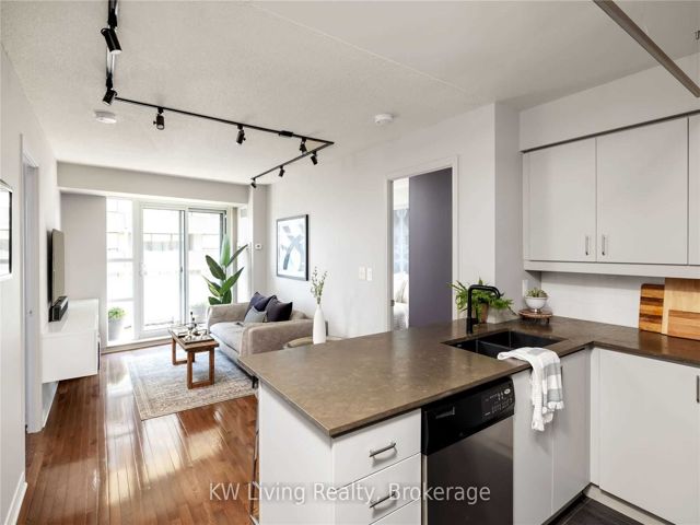 1411 - 736 Spadina Ave S