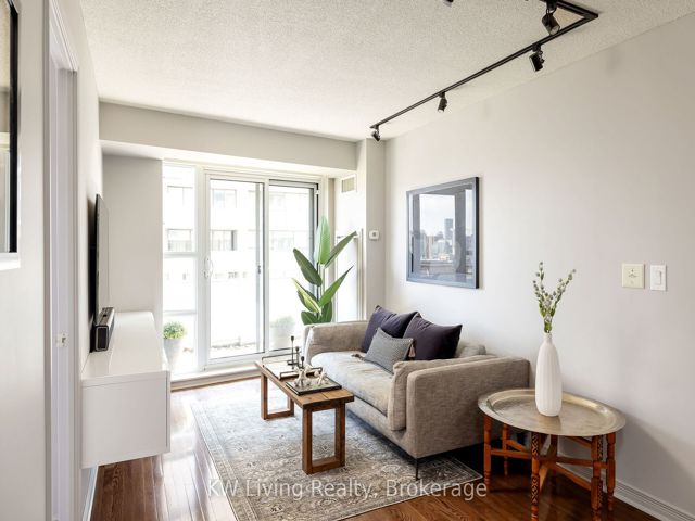 1411 - 736 Spadina Ave S