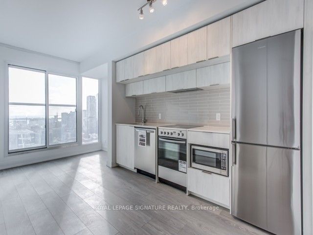 2707 - 181 Dundas St E
