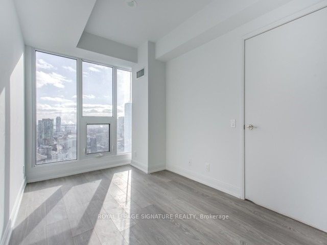 2707 - 181 Dundas St E