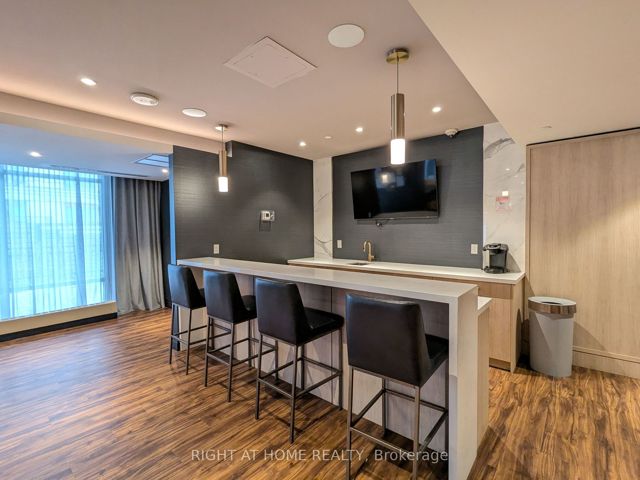 216 - 621 Sheppard Ave E