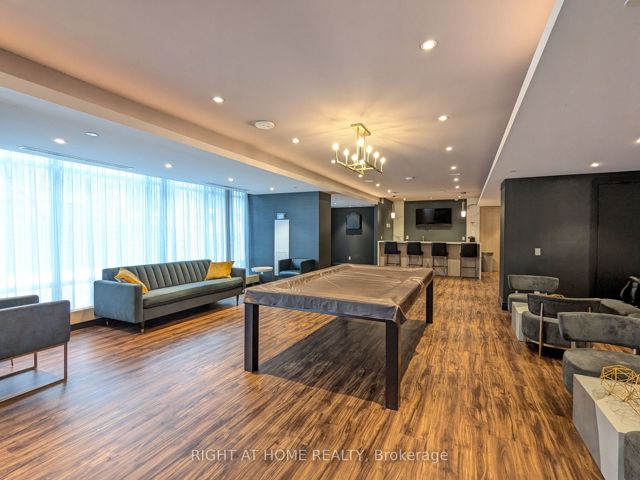 216 - 621 Sheppard Ave E
