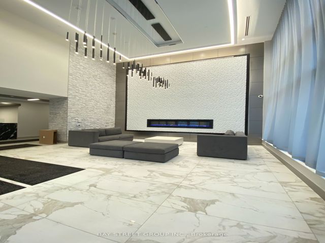 302 - 36 Forest Manor Rd
