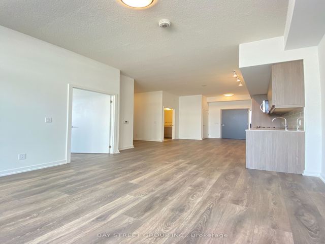 302 - 36 Forest Manor Rd