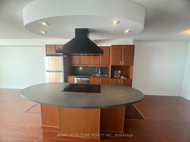 1022 - 550 Queens Quay W