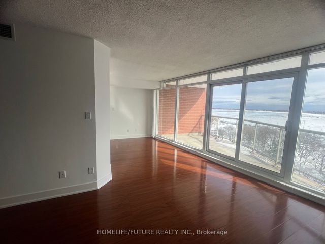 1022 - 550 Queens Quay W