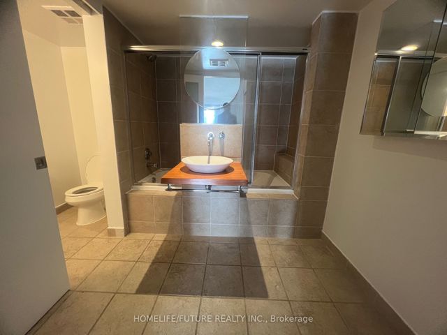 1022 - 550 Queens Quay W