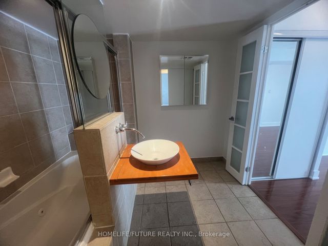 1022 - 550 Queens Quay W