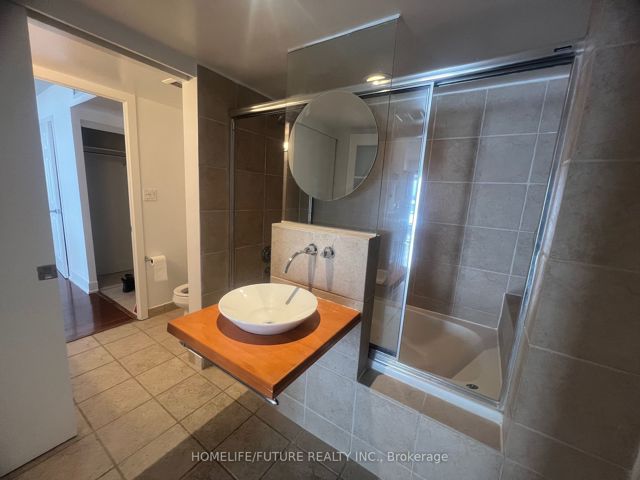1022 - 550 Queens Quay W