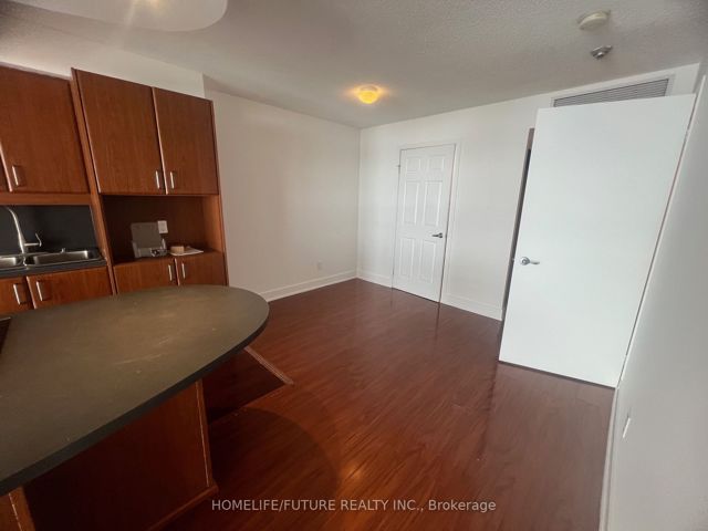 1022 - 550 Queens Quay W
