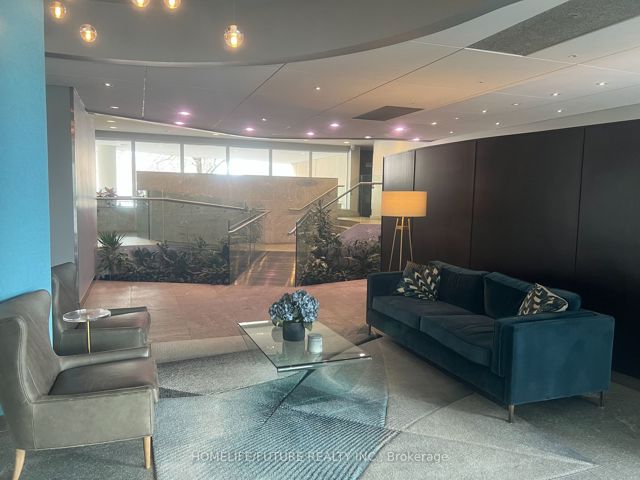 1022 - 550 Queens Quay W
