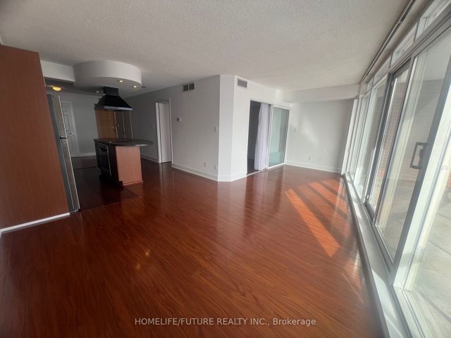 1022 - 550 Queens Quay W