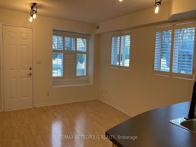 Th27 - 208 Niagara St