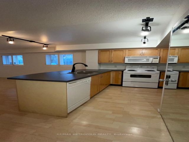 Th27 - 208 Niagara St
