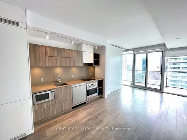 3210 - 125 Peter St