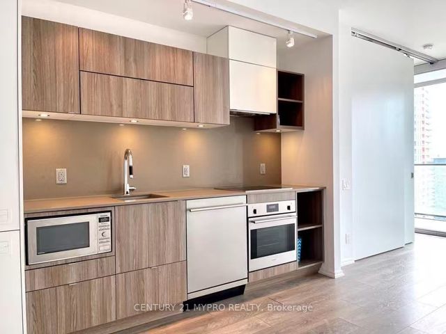 3210 - 125 Peter St