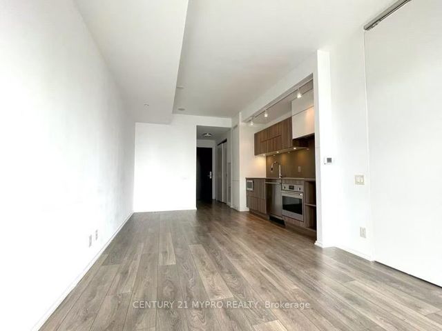 3210 - 125 Peter St