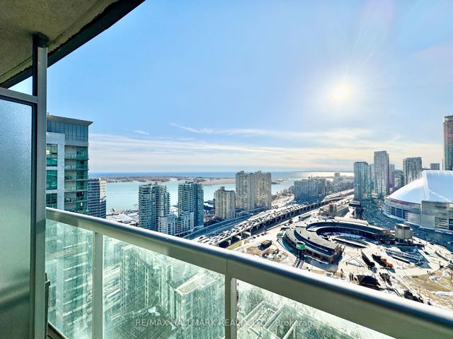 3812 - 30 Grand Trunk Cres
