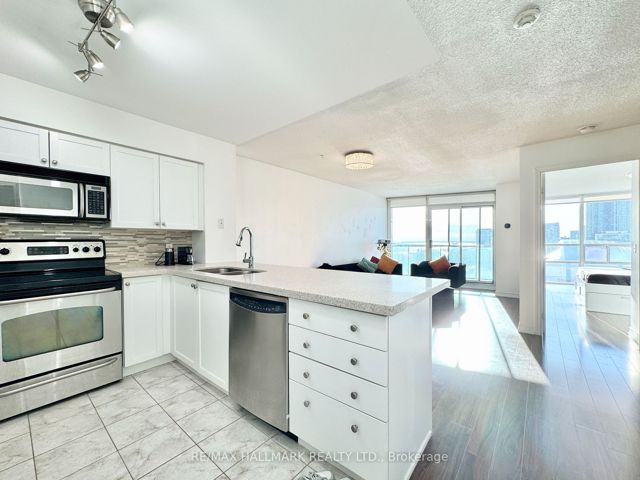 3812 - 30 Grand Trunk Cres
