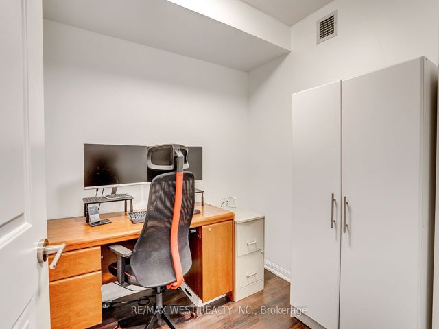 1013 - 35 Bastion St