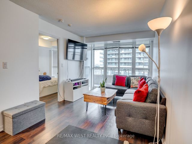 1013 - 35 Bastion St